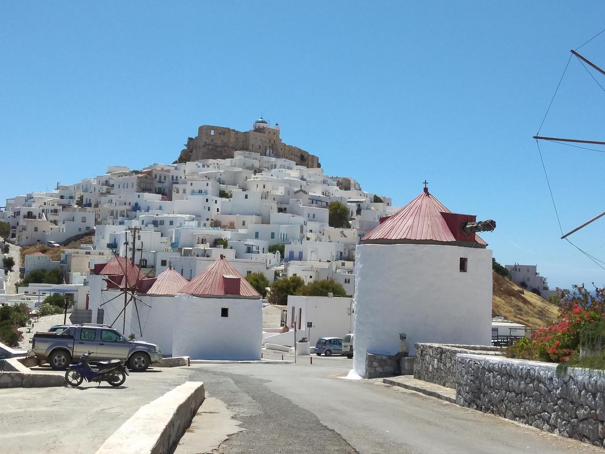 Апартаменты Θέαστρον - Theastron House With Great View In Chora Pera Gyalos Экстерьер фото